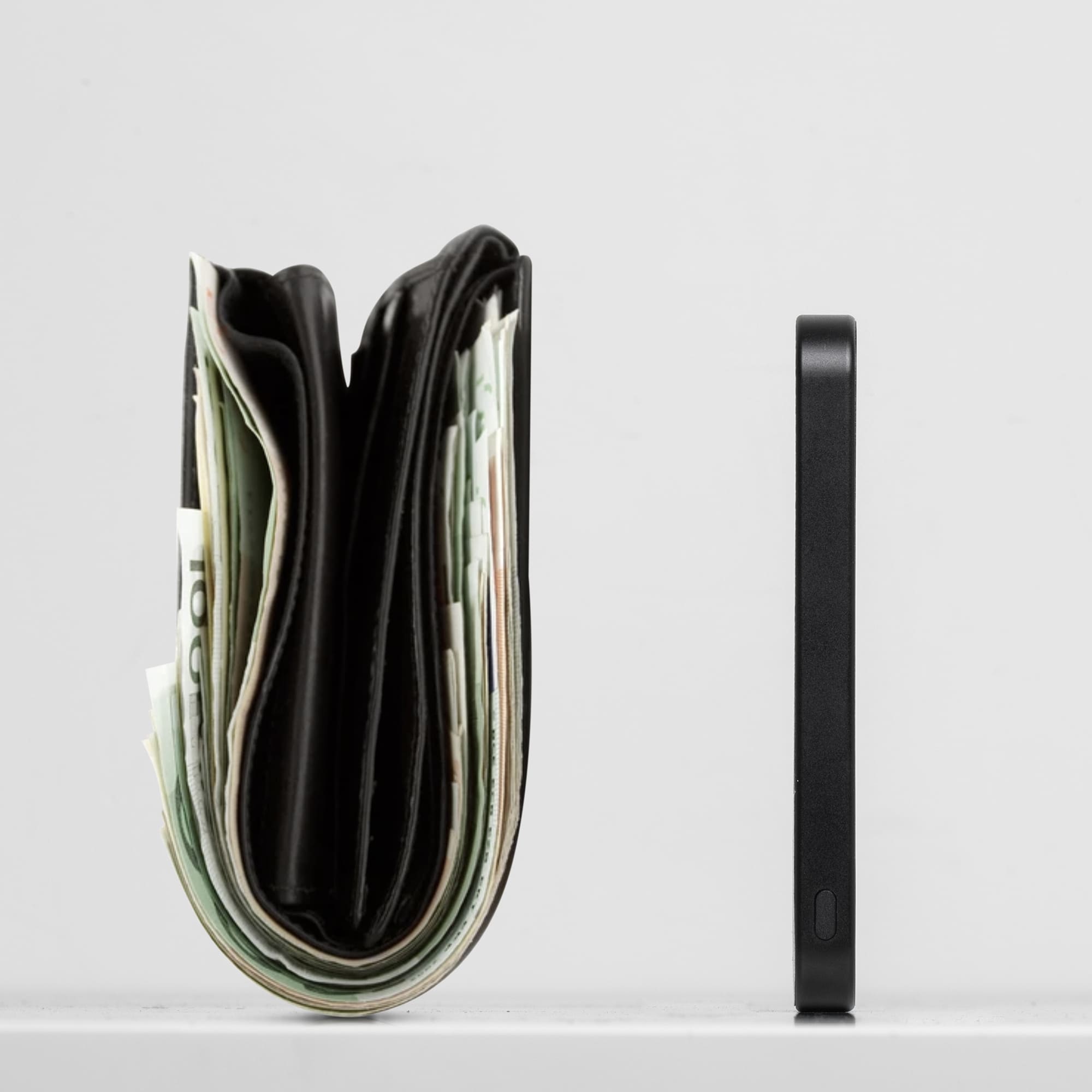 На фото изображено Внешний аккумулятор MagSafe Native Union (Re)Classic Power Bank 5000mAh, зеленый