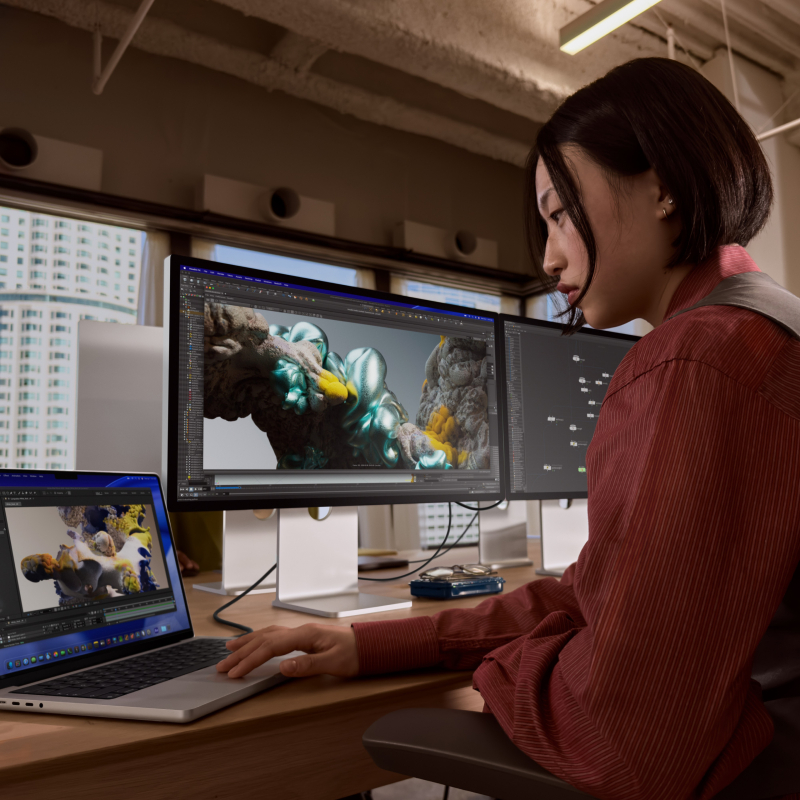 На фото изображено Apple MacBook Pro 16" (M5 Pro, 18C / 20C, 2026) 48 ГБ, 1 ТБ SSD, серебристый