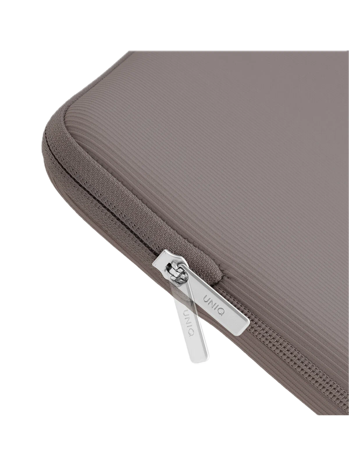 На фото изображено Uniq Cyprus Ridge Edition для MacBook Air 13, Pewter Grey