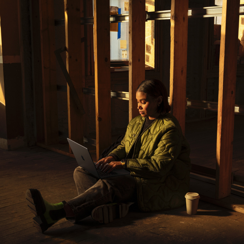 На фото изображено Apple MacBook Pro 16" (M5 Pro, 18C / 20C, 2026) 48 ГБ, 1 ТБ SSD, серебристый