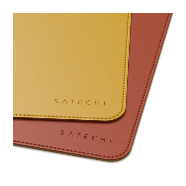 На фото изображено Коврик Satechi Dual Side ECO-Leather Deskmate, желтый/оранжевый