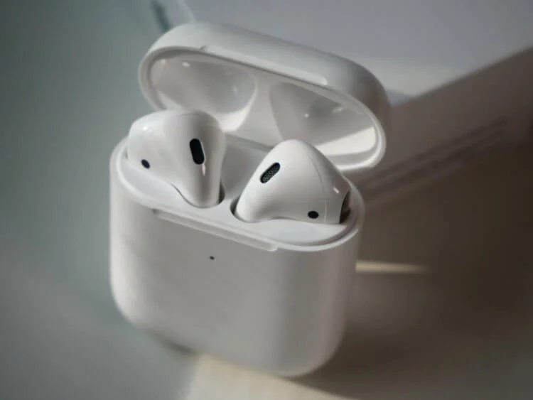 Почему один AirPods играет тише другого? Причины.