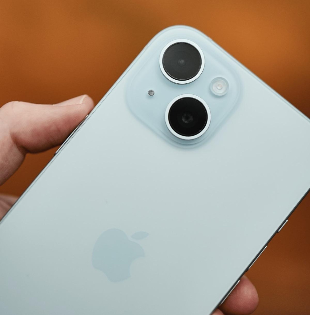 Камера iPhone 15 48 Мп – 2x-зум и матовый корпус Камера iPhone 15 48 Мп – 2x-зум и матовый корпус